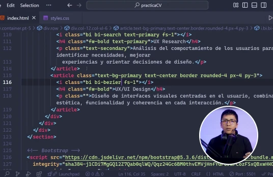 Harold Rosado dando una clase de programación frente a estudiantes